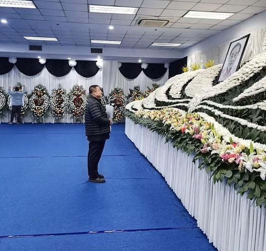 2025新澳门精准正版图库网站和男生带妈妈遗照高考与带着妈妈遗像上清华